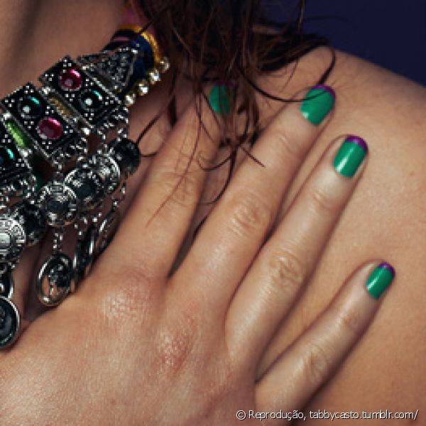 Uma ?tima inspira??o para os dias de calor ? essa inglesinha colorida que a manicure divulgou em seu Instagram em uma mistura de verde e roxo